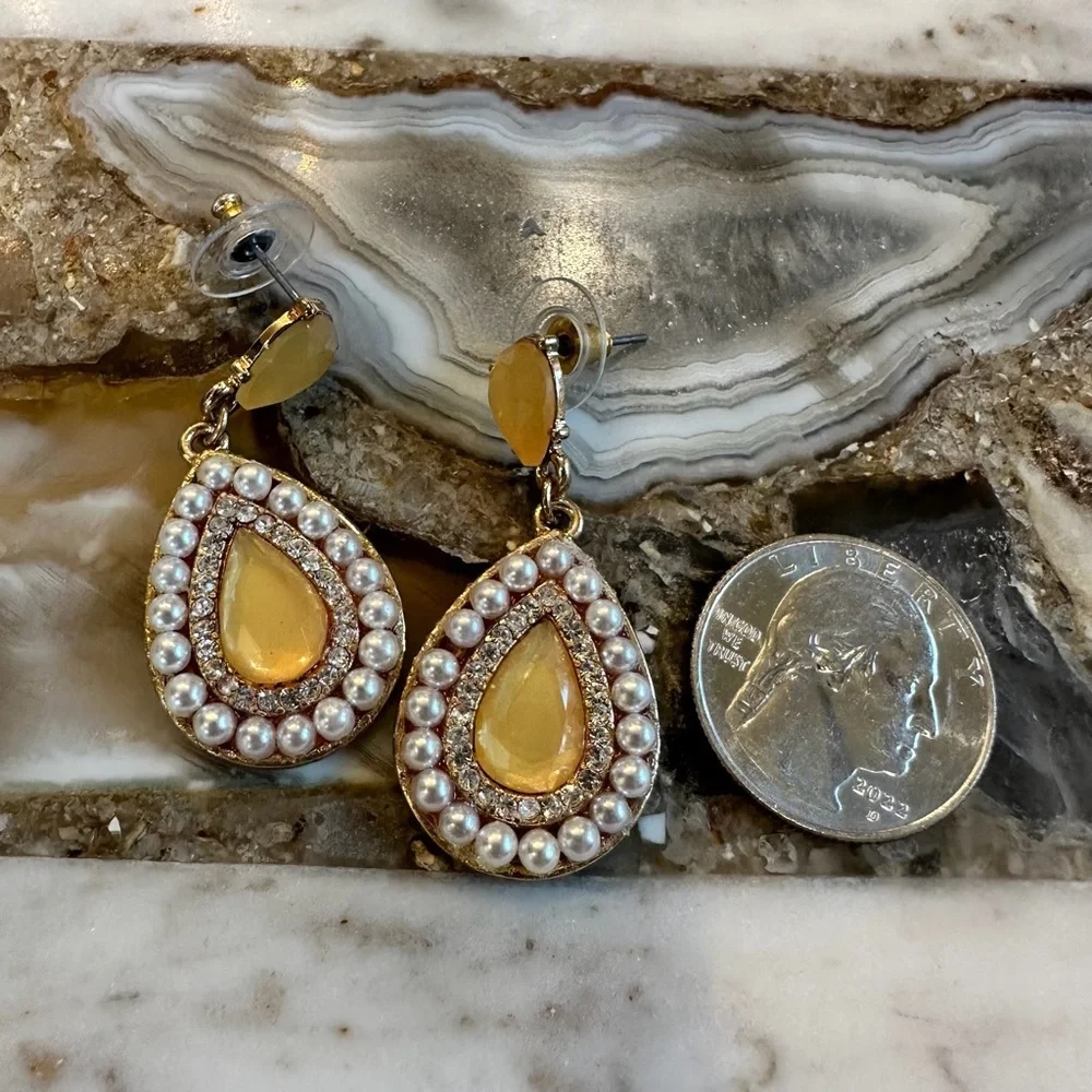 3020 Chic Teardrop Pearl and Gold Earrings